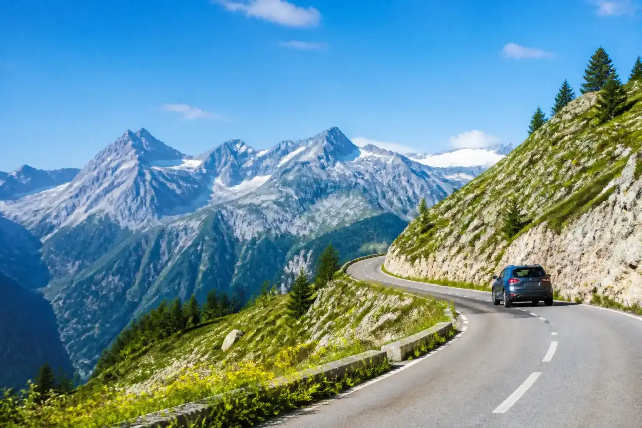 Road trip sur les routes sinueuses des Alpes françaises